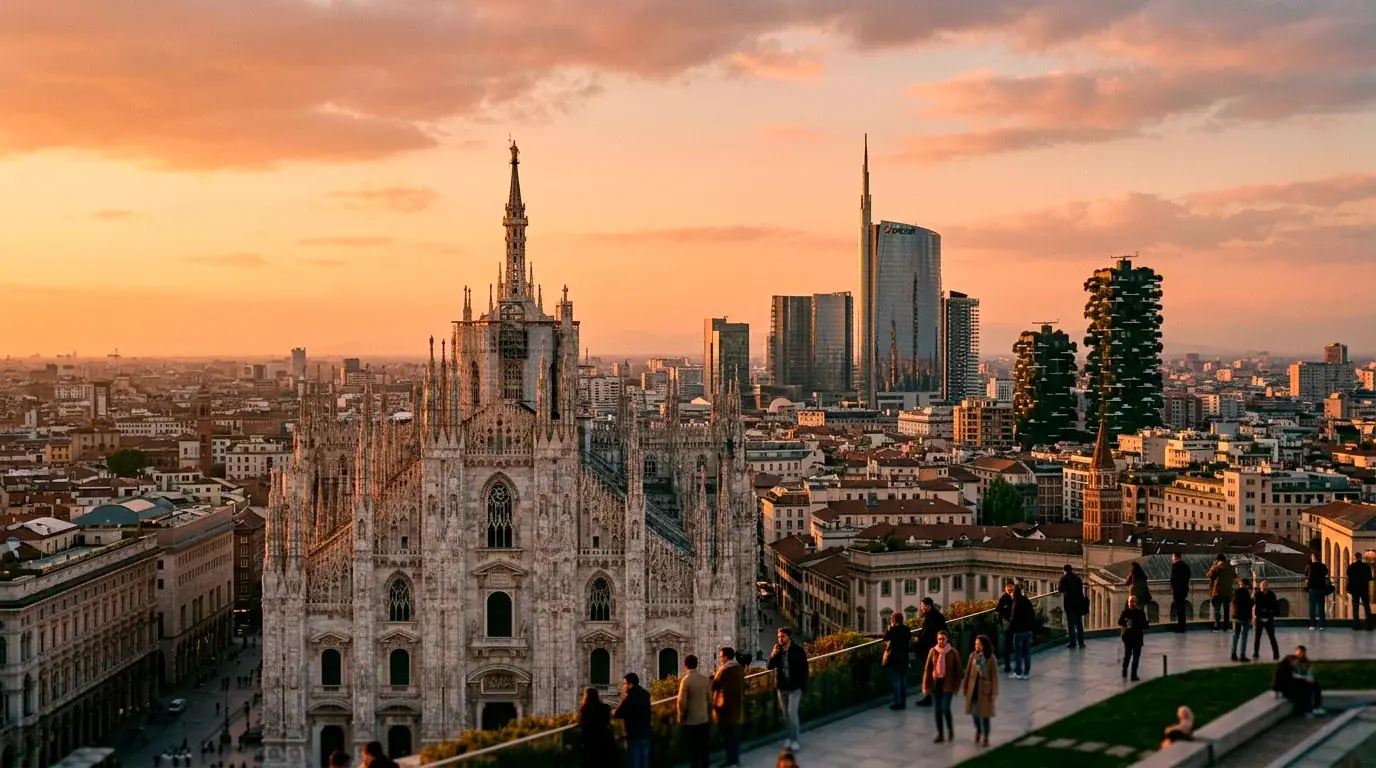 Skyline di Milano al tramonto con Duomo e grattacieli di Porta Nuova illuminati dalla luce dorata